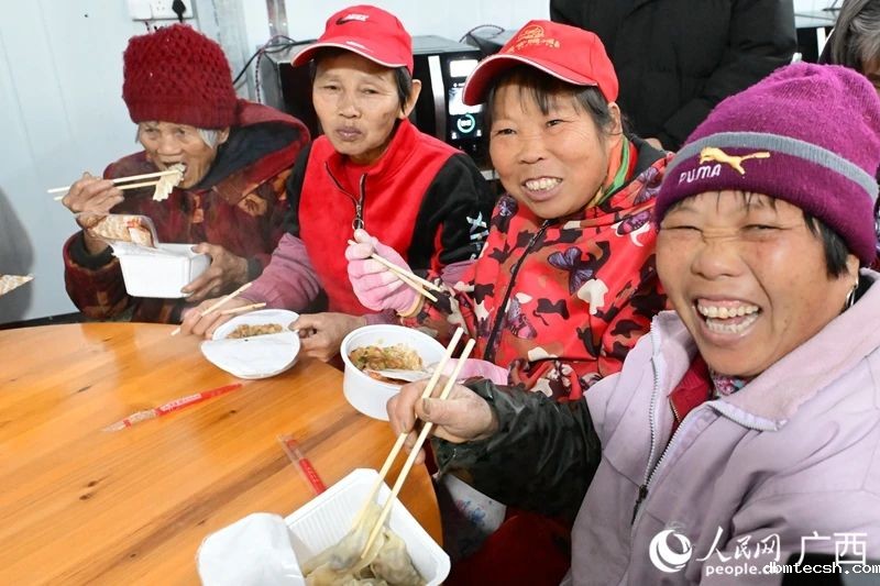 人民网丨老人用餐有去处 爱心食堂吃出幸福味